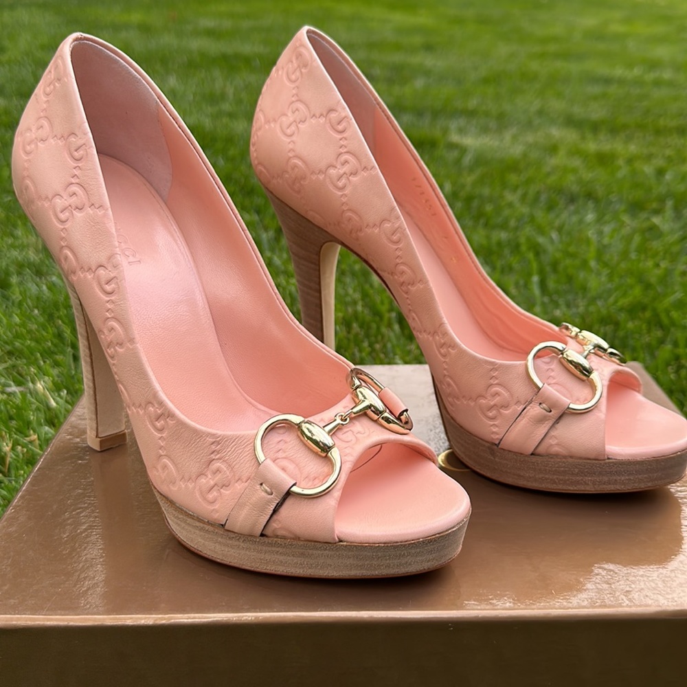 Gucci Pink Embossed Leather Peep-Toe Heels with Gold Horsebit